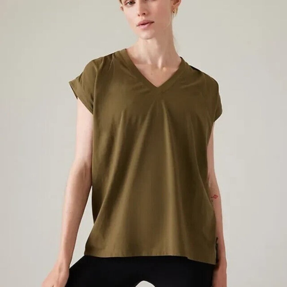 Athleta Outbound Twist Tee Size 1X | NWT | Sage Green | Quick-Dry & Breathable